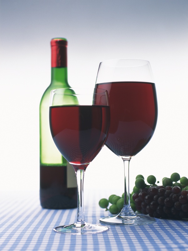 餐桌上的葡萄酒与葡萄特写图片图片