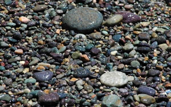 海边鹅卵石风光图片