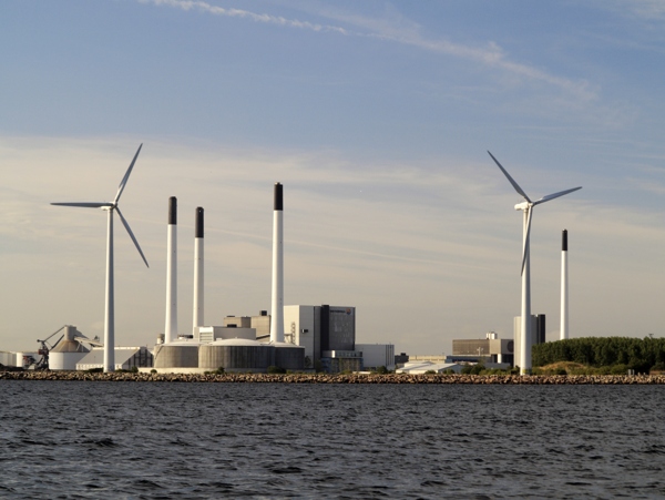 海边的风力发电站图片