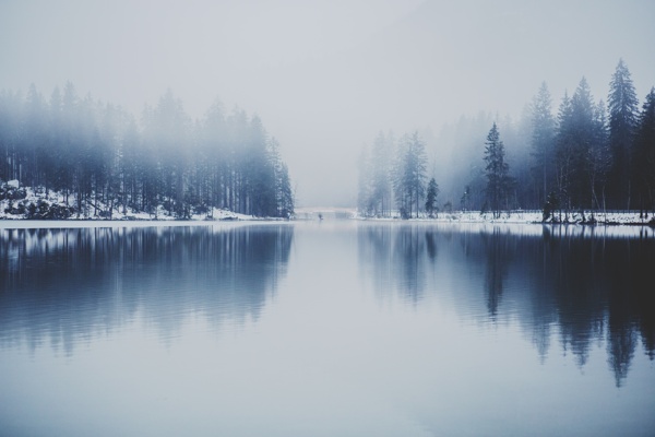 冬日清晨水面雾霭茫茫自然风景