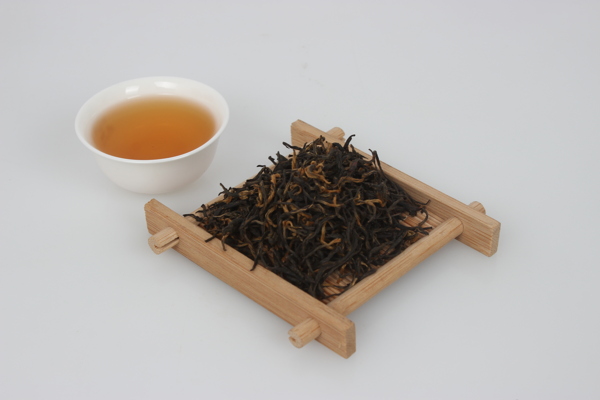 金骏眉茶汤和茶叶图片