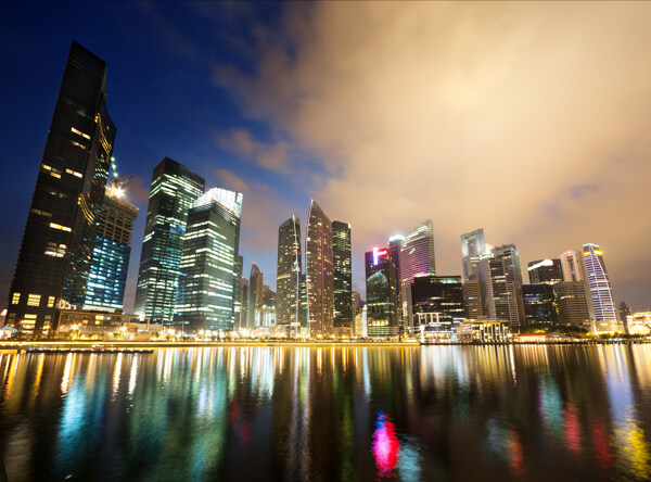 海边城市夜景图片