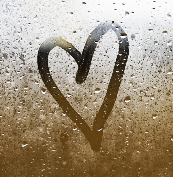 雨天玻璃窗上画的心形图片