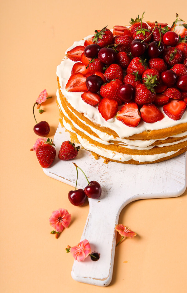 樱桃草莓蛋糕图片