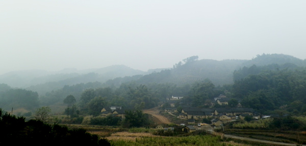 烟雨山村图片