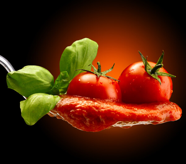勺子里的番茄与番茄酱图片