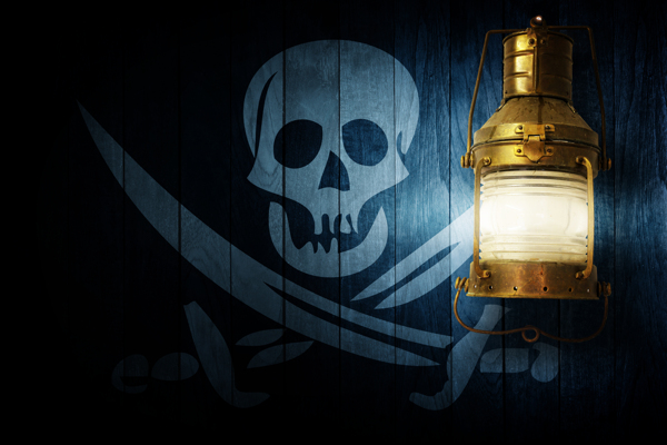 提灯和木板上的海盗标志图片
