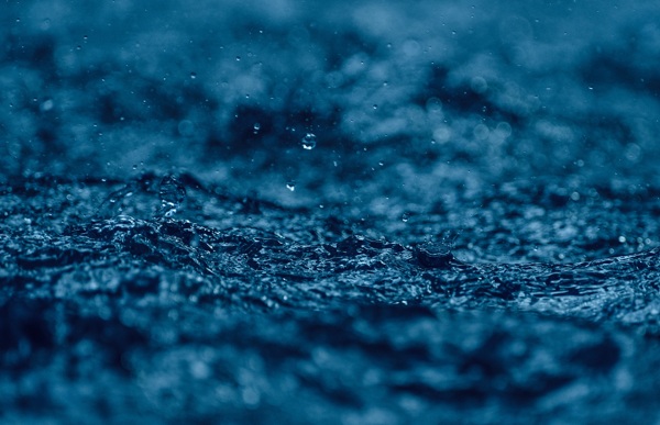 下雨水滴图片