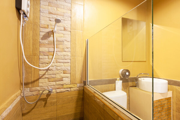 黄色墙壁浴室装潢设计