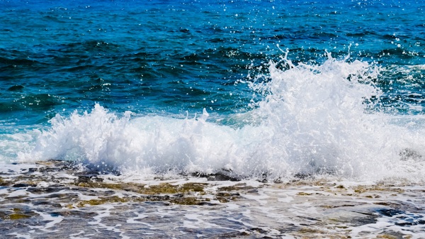 海上波涛澎湃