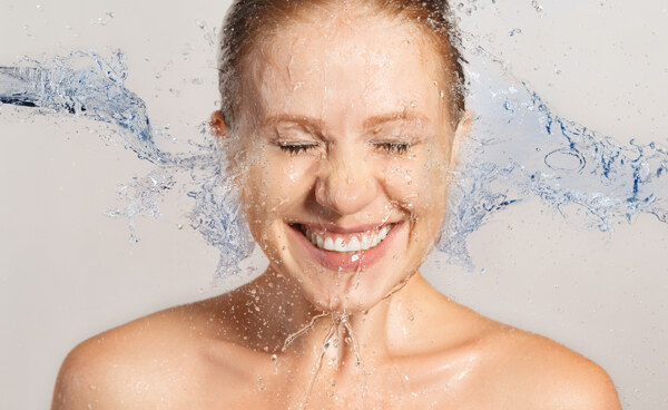 清水洗脸的性感美女图片