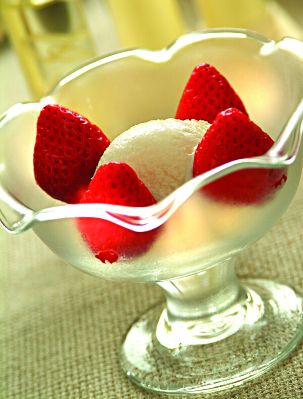甜点草莓冰激凌