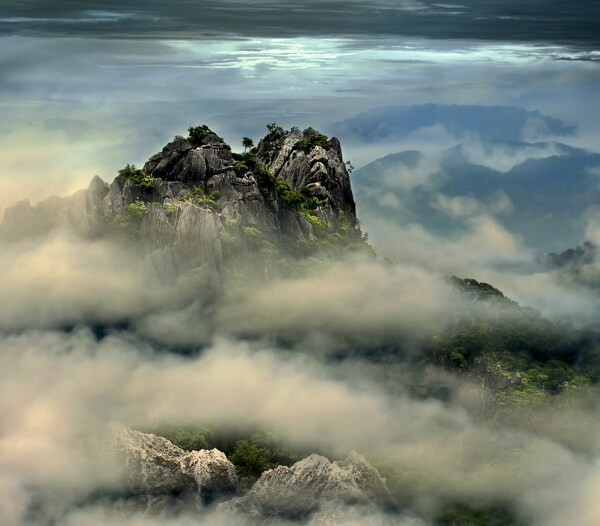 云雾中的高山图片