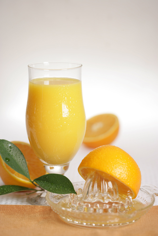 一杯果汁和新鲜橙子图片
