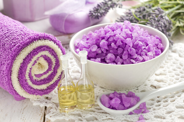 紫色养生毛巾与精油图片