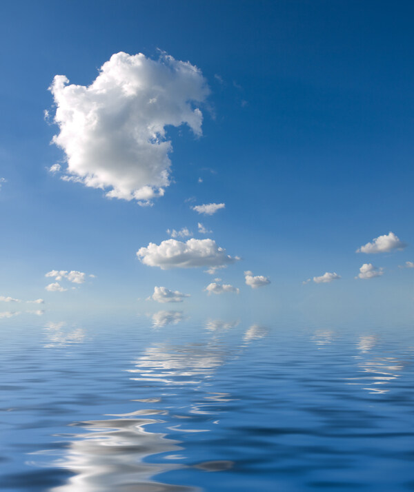 蓝天白云与水面