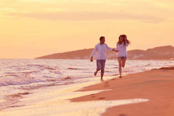 海边奔跑浪漫情侣图片