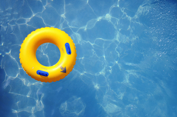 蓝色水面上的黄色游泳圈图片