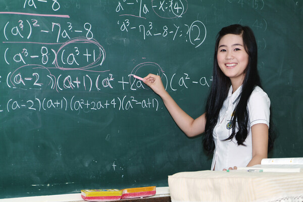 黑板上计算数学题的可爱女生图片