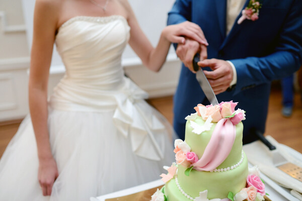 一起切蛋糕的新娘新郎摄影