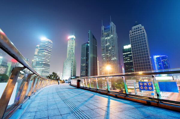 商务高楼厦天桥城市夜景图片