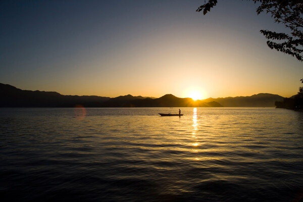 泸沽湖夕阳湖面.