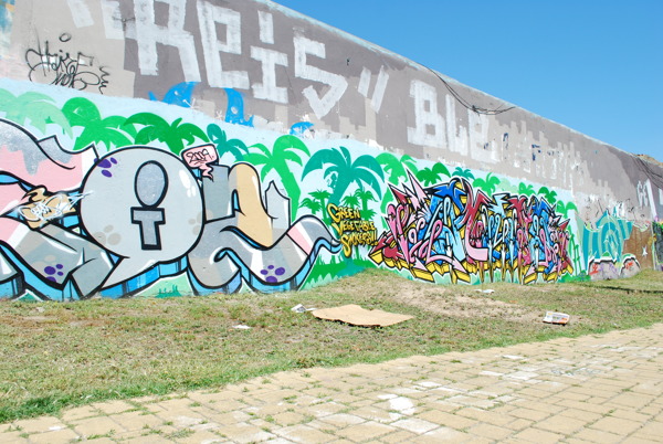 在一个城市的地方涂鸦墙