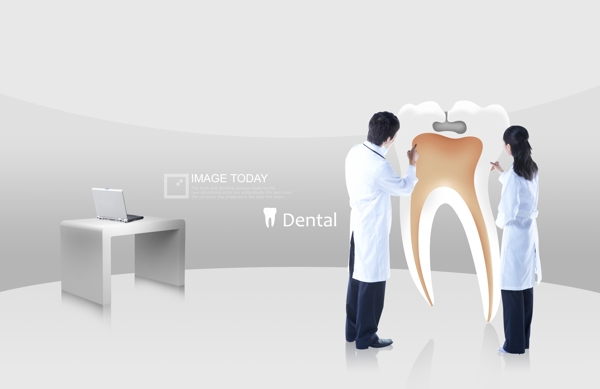 男女医生与牙齿模型PSD分层素材