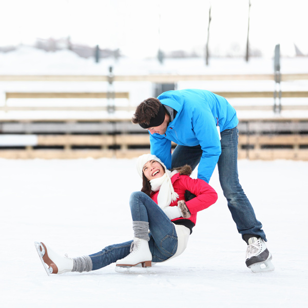 滑冰场上的情侣图片