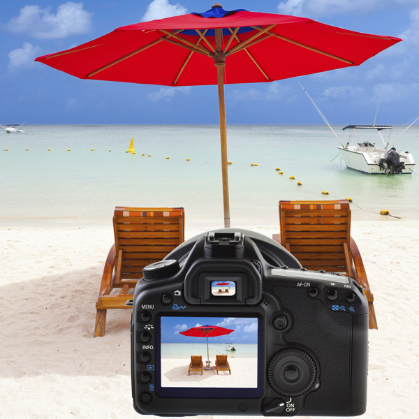 单反相机与沙滩风景图片
