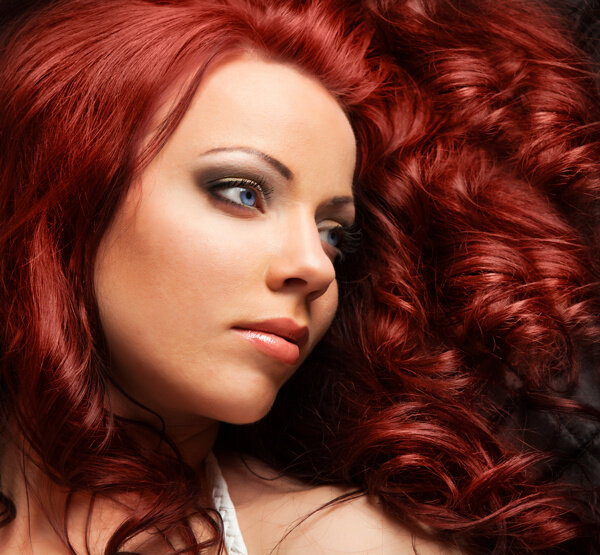 红色头发女人图片