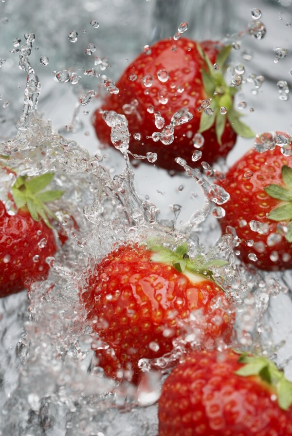 草莓水珠动感图片