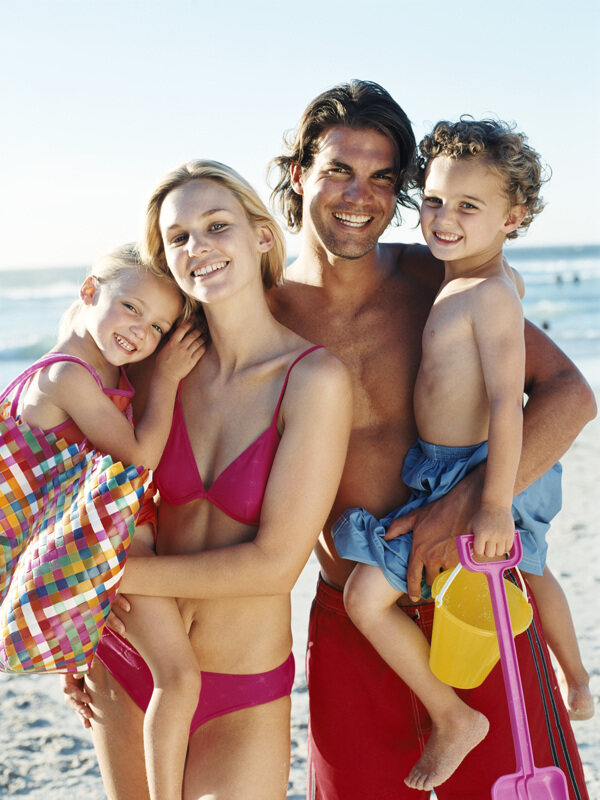 站在沙滩上的一家人图片