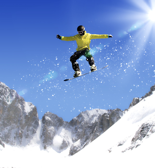 雪坡上跃下的滑雪运动员图片
