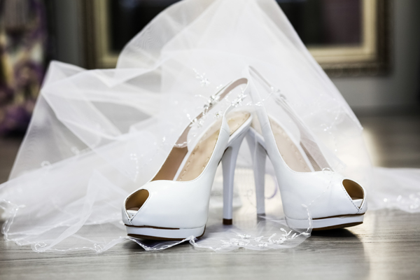 白色高跟鞋和婚纱图片