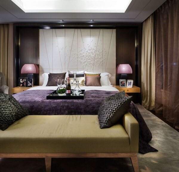 现代时尚卧室大床床尾凳设计图