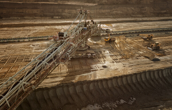 露天大型采矿机图片