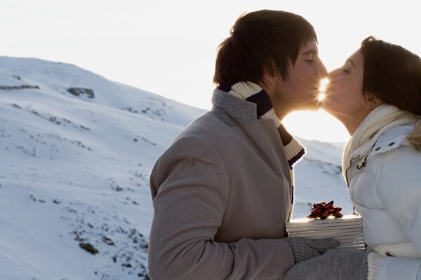 雪地里接吻的外国情侣图片