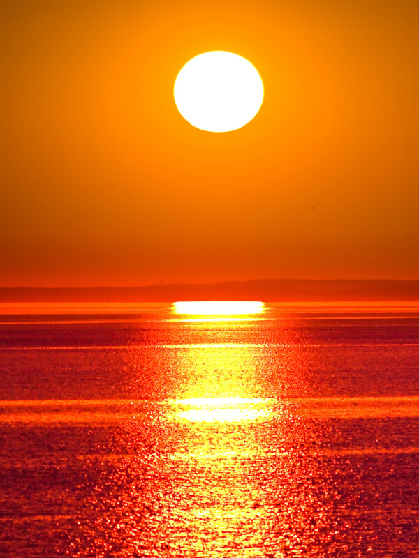 傍晚阳光洒落在海面上图片