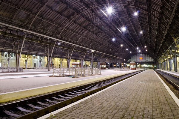 灯光下的火车站图片