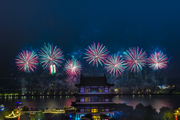 长沙烟花爱自然燃放夜景