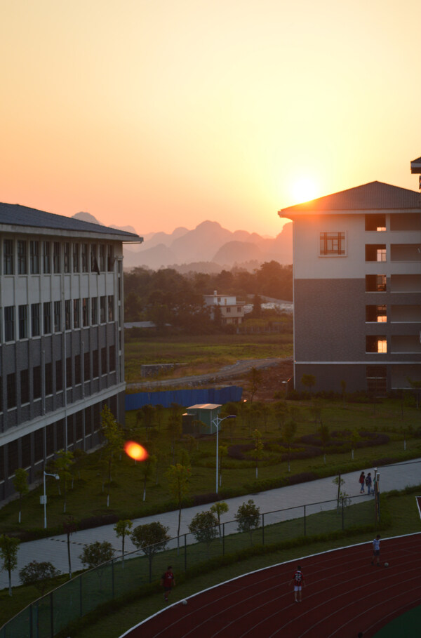 夕阳下的教学楼图片