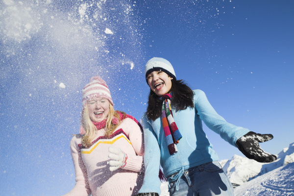 玩雪的外国女孩图片