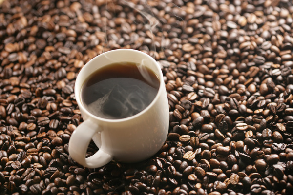 咖啡豆上冒热气黑色咖啡图片