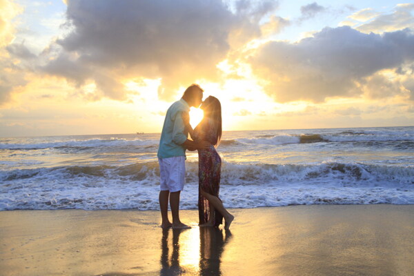 海边接吻情侣图片
