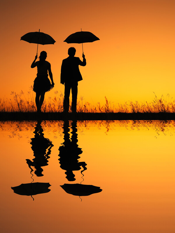 打伞的情侣和水面倒影图片