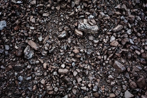 地上的煤碳图片