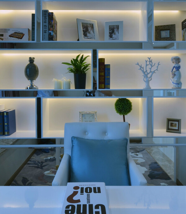 现代时尚客厅白色展示柜子室内装修效果图
