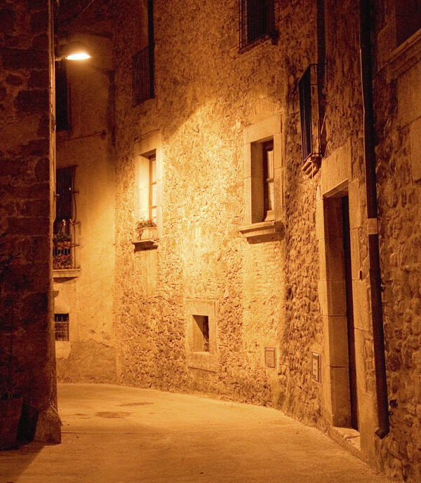 中世纪的狭窄黑暗的小巷在晚上