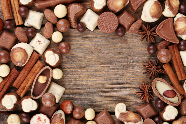 木板上的各种形状巧克力糖图片